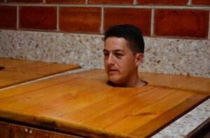 se basa en la hidroterapia y la termoterapia. El calor del vapor induce una sudoración profunda, lo que se cree que ayuda a eliminar toxinas del cuerpo a través de los poros de la piel