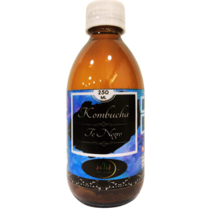 La kombucha de té negro es una bebida fermentada que se ha vuelto muy popular debido a sus potenciales beneficios para la salud, que derivan tanto del té negro en sí como del proceso de fermentación.