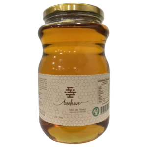 La miel de abeja es un producto natural dulce y viscoso producido por las abejas a partir del néctar de las flores. Reconocida desde la antigüedad por sus propiedades medicinales y nutricionales, la miel es más que un simple edulcorante; es una fuente de compuestos bioactivos que le confieren una variedad de beneficios para la salud.