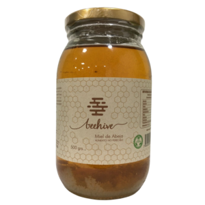 La miel de abeja es un producto natural dulce y viscoso producido por las abejas a partir del néctar de las flores. Reconocida desde la antigüedad por sus propiedades medicinales y nutricionales, la miel es más que un simple edulcorante; es una fuente de compuestos bioactivos que le confieren una variedad de beneficios para la salud.