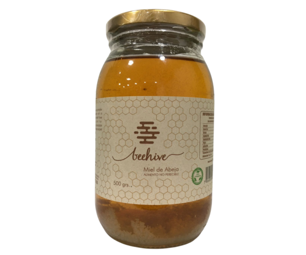 La miel de abeja es un producto natural dulce y viscoso producido por las abejas a partir del néctar de las flores. Reconocida desde la antigüedad por sus propiedades medicinales y nutricionales, la miel es más que un simple edulcorante; es una fuente de compuestos bioactivos que le confieren una variedad de beneficios para la salud.