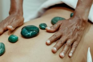 terapia con roca volcánica